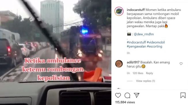 Iring-iringan polisi dibuat menepi dengan kehadiran ambulans di jalan (Instagram)