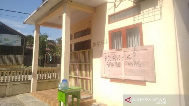 Warga Segel Kantor Desa, Diduga Kepala Desa Tak Transparan Kelola Anggaran