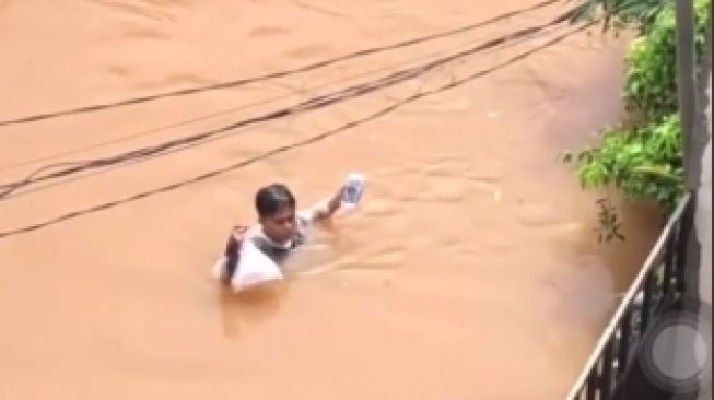 Totalitas! Demi Antar Makanan, Sopir Ojol Rela Jalan Kaki Terjang Banjir