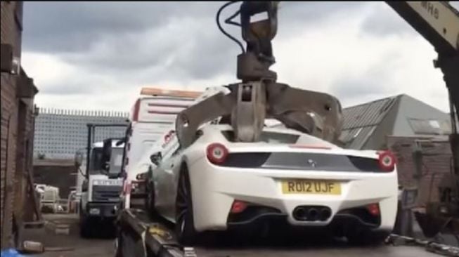 Ferrari 458 Spider dihancurkan polisi (Zing)