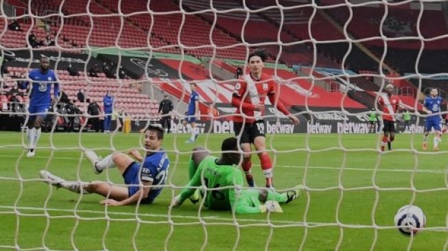 Pemain Southampton Takumi Minamino menjebol gawang Chelsea dalam pertandingan Liga Premier Inggris di St. Mary's Stadium, Sabtu (20/2/2021). [AFP]