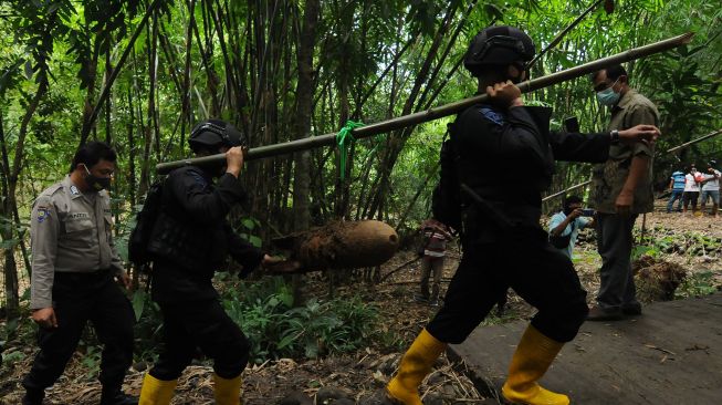 Tim Jihandak Gegana Brimob Polda Jawa Tengah mengevakuasi temuan mortir di Lemahireng, Wonosegoro, Boyolali, Jawa Tengah, Jumat (19/2/2021). ANTARA FOTO/Aloysius Jarot Nugroho
