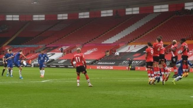 Pemain Chelsea Marcos Alonso melepaskan tendangan bebas ke gawang Southampton dalam pertandingan Liga Premier Inggris di St. Mary's Stadium, Sabtu (20/2/2021). [AFP]