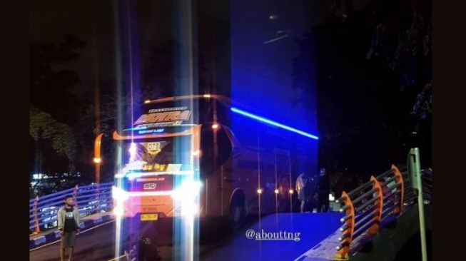 Bus tersangkut di sebuah jembatan saat hendak turun (Facebook)