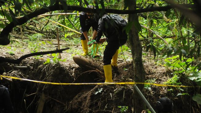 Tim Jihandak Gegana Brimob Polda Jawa Tengah mengevakuasi temuan mortir di Lemahireng, Wonosegoro, Boyolali, Jawa Tengah, Jumat (19/2/2021). ANTARA FOTO/Aloysius Jarot Nugroho
