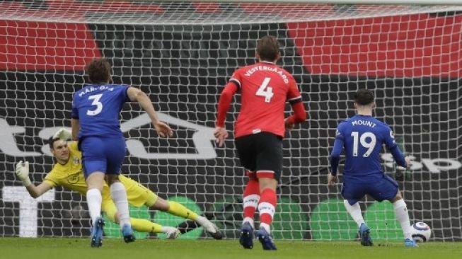 Pemain Chelsea Mason Mount menjebol gawang Southampton dari titik penalti dalam pertandingan Liga Premier Inggris di St. Mary's Stadium, Sabtu (20/2/2021). [AFP]