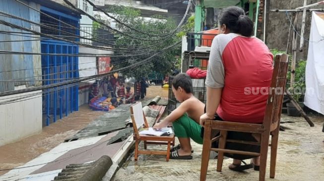 Rumah Dikepung Banjir, Anak di Cipinang Melayu Belajar Online di Atap