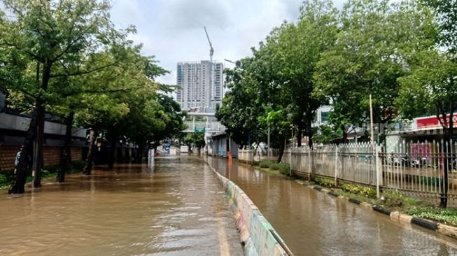 Terendam Banjir, Jalan dari Pejaten ke Kemang dan Mampang Lumpuh Total