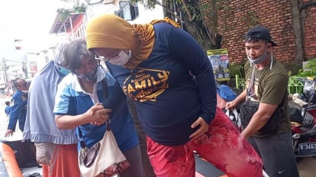 Perjuangan Seorang Ibu Di Tangerang Melahirkan Di Tengah Banjir