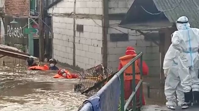 Pasien Covid-19 Cipinang Muara Isolasi Mandiri di Rumah Terjebak Banjir