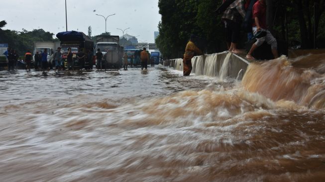 Update Banjir Jakarta: Sejumlah Jalan Tergenang, Tapi Sudah Bisa Dilewati