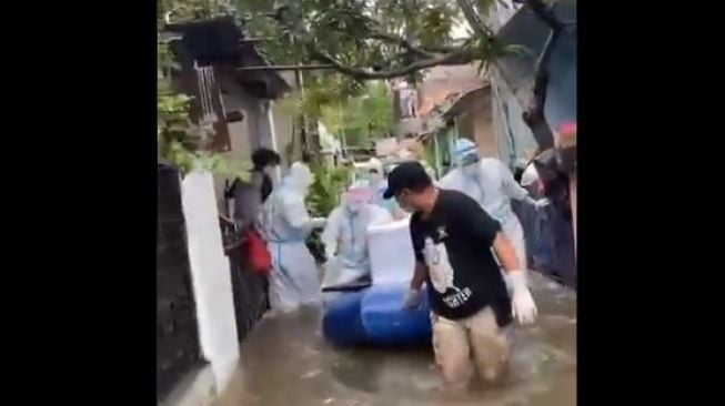 Viral Petugas Rampas Ponsel Saat Evakuasi Jenazah, Warganet Ungkap Detik 35