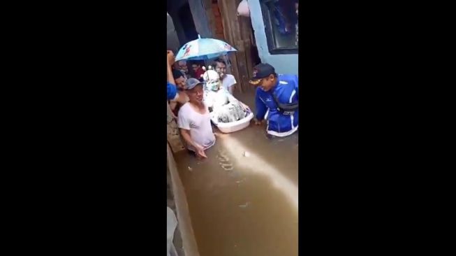 Viral Pengantin Diarak Pakai Ember saat Banjir, Publik: Kenangan Terindah!