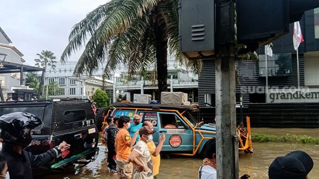 IOF dan IMI mengerahkan mobil off road untuk mengevakuasi mobil yang terendam banjir di Kemang, Jakarta Selatan, Sabtu (20/2/2021). [Suara.com/Yosea Arga Pramudita]