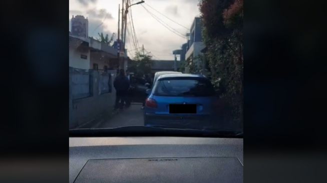 Mobil Parkir di Jalan Bikin Tetangga Ribut: Sudah Tahu Jalannya Sempit!