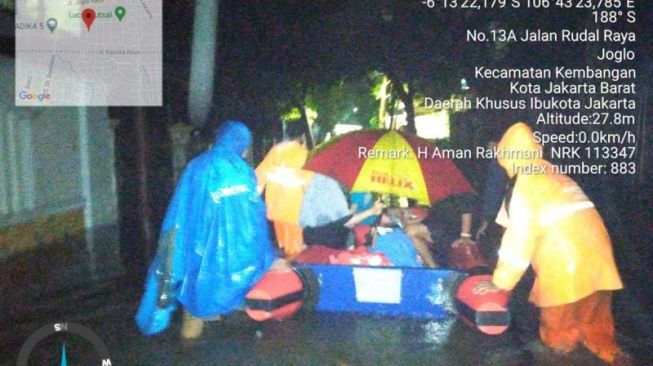 Satpol PP Kembangan Evakuasi Ortu dan Balita Terjebak Banjir