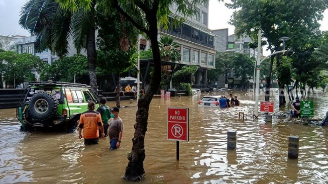 Best 5 Oto: Pertolongan Mobil Banjir, Aparat Kepolisian Dahulukan Ambulans