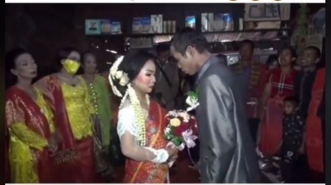 Viral Pengantin Pria Bingung Mau Cium Istri, Tamu Undangan Ikut Geregetan