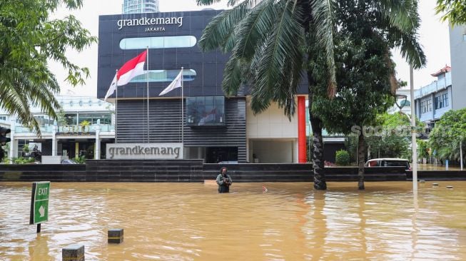 Suasana saat banjir menggenangi kawasan Kemang, Jakarta Selatan, Sabtu (20/2/2021). [Suara.com/Alfian Winanto]