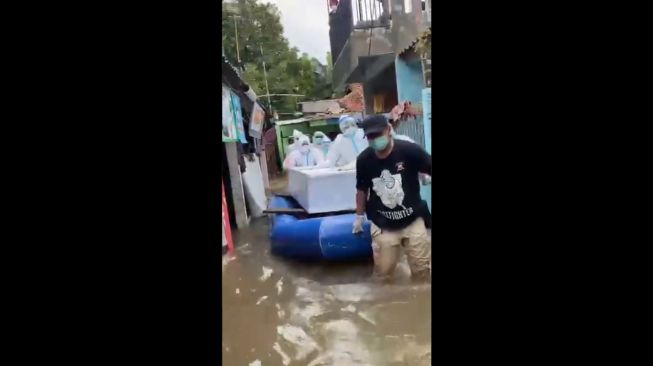 Detik-detik seorang petugas ber APD lengkap merampas hp milik warga. - (Twitter/@DivHumas_Polri)