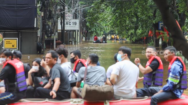 Epidemiolog Ingatkan Potensi Kenaikan Kasus Covid-19 Saat Bencana Banjir