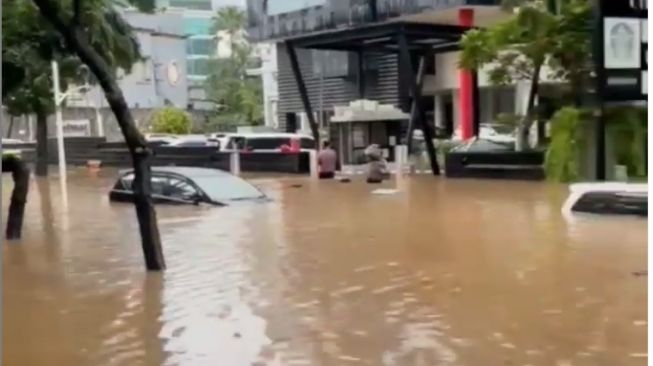 Mobil-mobil tampak kesulitan saat melintas di jalanan yang tergenang banjir Jakarta (Instagram)