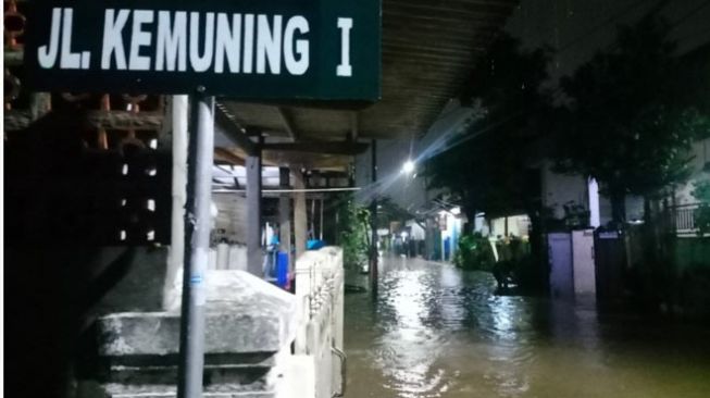 Perumahan Maharta Tangsel Terendam Banjir Berarus Deras