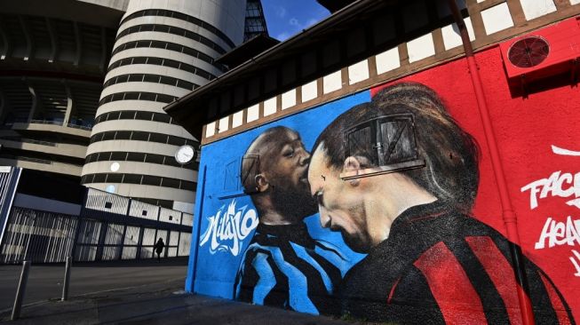 Mural Zlatan Ibrahimovic vs Romelu Lukaku di luar Stadio San Siro, Milan. [MIGUEL MEDINA / AFP]