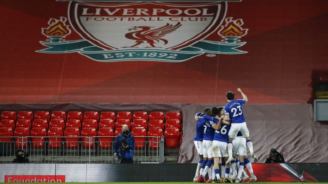 Gelandang Everton Gylfi Sigurdsson merayakan gol kedua dengan rekan satu timnya selama pertandingan sepak bola Liga Premier Inggris antara Liverpool dan Everton di Stadion Anfield, Liverpool, Inggris, pada (20/2/2021). [PHIL NOBLE / POOL / AFP]