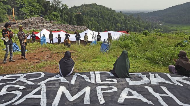 Sejumlah aktivis Mahasiswa Pecinta Alam (Mapala) dan Komunitas Pecinta Lingkungan (Kopel) menggelar aksi unjuk rasa di TPSA Cilowong, Serang, Banten, Minggu (21/2/2021). [ANTARA FOTO/Asep Fathulrahman]