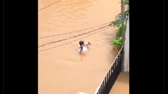 Ojol Terjang Banjir Antar Makanan, Netizen: Super Hero, Semoga Panjang Umur