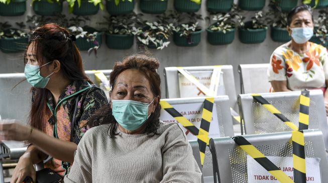 Sejumlah warga lanjut usia (lansia) antre untuk mengikuti vaksinasi COVID-19 di RSUD Tanjung Priok, Jakarta Utara, Sabtu (20/2/2021). [ANTARA FOTO/M Risyal Hidayat]