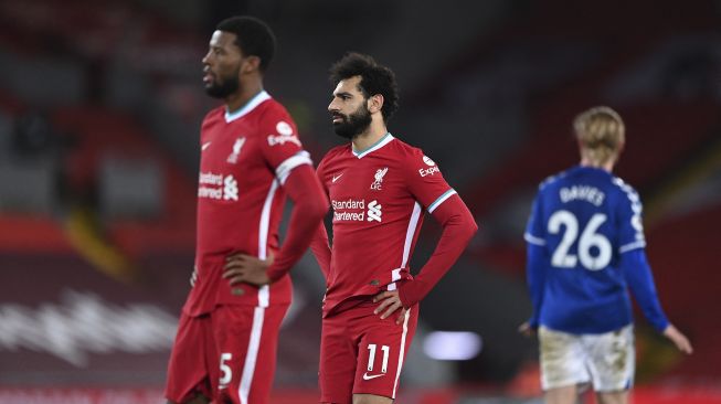 Reaksi Gelandang Liverpool Mohamed Salah (tengah) selama pertandingan sepak bola Liga Premier Inggris antara Liverpool dan Everton di Stadion Anfield, Liverpool, Inggris, pada (20/2/2021). [Laurence Griffiths / POOL / AFP]