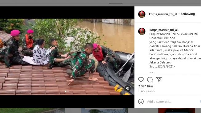 Marinir TNI AL mengevakuasi korban banjir di Jakarta (instagram.com/@korps_marinir_tni_al)