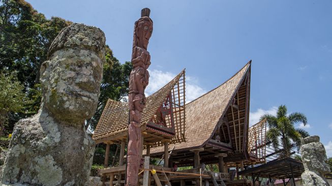 Suasana pemugaran kawasan Huta Siallagan, Ambarita, Simanindo, Samosir, Sumatera Selatan, Minggu (21/2/2021). [ANTARA FOTO/Nova Wahyudi]