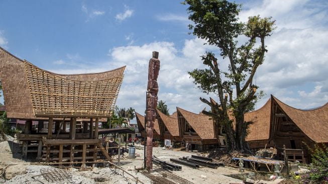 Suasana pemugaran kawasan Huta Siallagan, Ambarita, Simanindo, Samosir, Sumatera Selatan, Minggu (21/2/2021). [ANTARA FOTO/Nova Wahyudi]