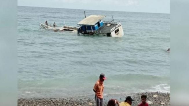 Kapal Angkut 400 Ton Garam Tenggelam di Perairan Mantau NTB