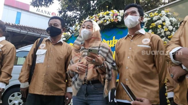 Ketua Umum Partai Era Masyarakat Sejahtera (Emas) Hasnaeni "Wanita Emas" di Kantor Balai Kota Jakarta Pusat, Minggu (21/2/2021). [Suara.com/Yaumal Asri Adi Hutasuhut]