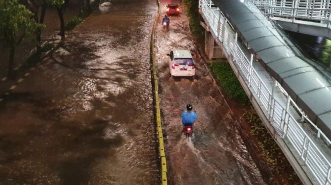 Banjir Jakarta Mulai Surut, TransJakarta Operasikan 28 Rute Layanan