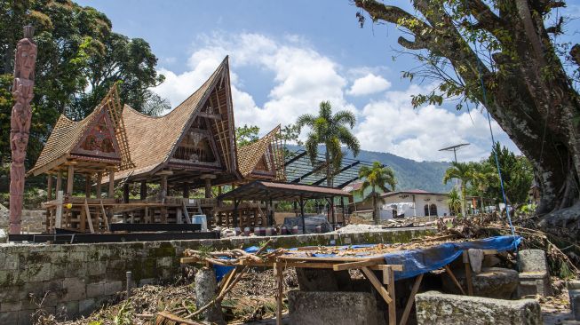 Suasana pemugaran kawasan Huta Siallagan, Ambarita, Simanindo, Samosir, Sumatera Selatan, Minggu (21/2/2021). [ANTARA FOTO/Nova Wahyudi]