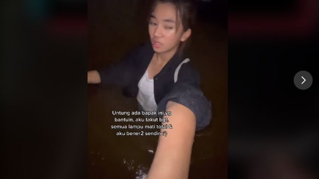 Kisah seorang wanita terobos banjir jam 3 paqgi (Tiktok)