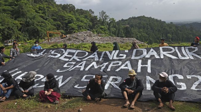 Sejumlah aktivis Mahasiswa Pecinta Alam (Mapala) dan Komunitas Pecinta Lingkungan (Kopel) menggelar aksi unjuk rasa di TPSA Cilowong, Serang, Banten, Minggu (21/2/2021). [ANTARA FOTO/Asep Fathulrahman]