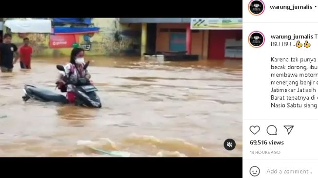 Aksi ibu-ibu sebrangi banjir sambil dorong motor (Instagram.com/@warung_jurnalis)