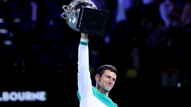 Petenis Serbia, Novak Djokovic menjuarai Australian Open 2021 di Melbourne, Australia, Minggu (21/2/2021). [David Gray / AFP]