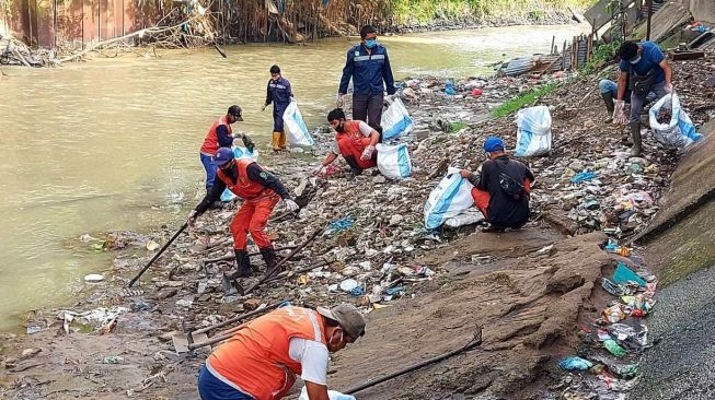 Komunitas Peduli Lingkungan Bersihkan Bantaran Sungai Babura Medan