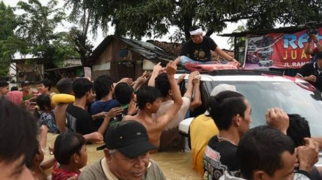 Dedi Mulyadi membagikan bantuan ke warga yang terdampak banjir (Instagram)