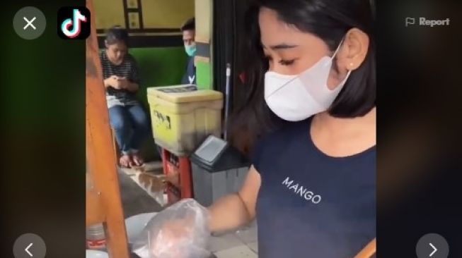 Viral Tukang Bakso Mirip Dian Sastro Netizen Mirip Uut Permatasari