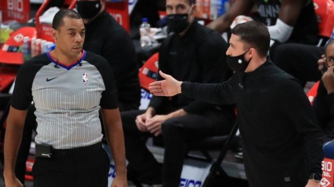 Pelatih kepala Minnesota Timberwolves Ryan Saunders (kanan) bereaksi setelah pemainnya mendapat pelanggaran teknis pada babak pertama melawan Dallas Mavericks di American Airlines Center, 8 Februari 2021. ANTARA/REUTERS/Kevin Jairaj-USA TODAY Sports/File Photo