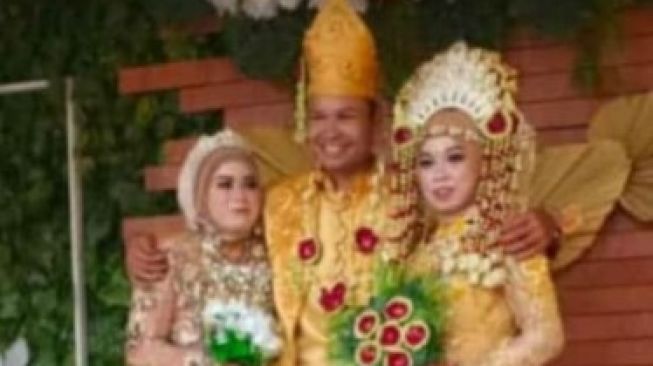 Pria Kalimantan Rangkul Dua Wanita di Pelaminan, Publik: Sultan Mah Bebas