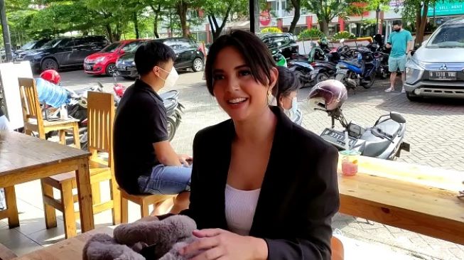 Aurelie Moeremans Tampil Botak, Masih Suka?